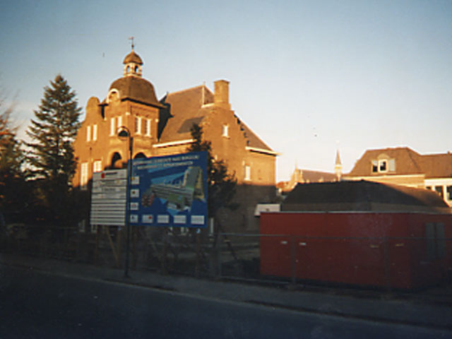 Gemeentehuis wordt nog gerestaureerd na de plunderingen tijdens de Exodus.